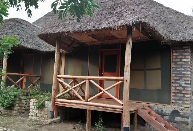 هتل Irungu Forest Safari Lodge