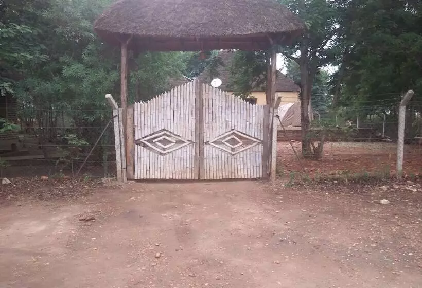 هتل Irungu Forest Safari Lodge