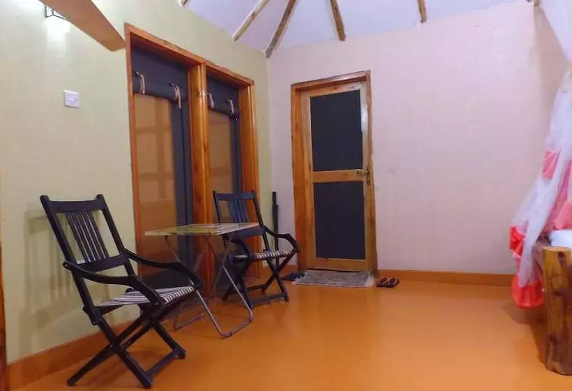 هتل Irungu Forest Safari Lodge