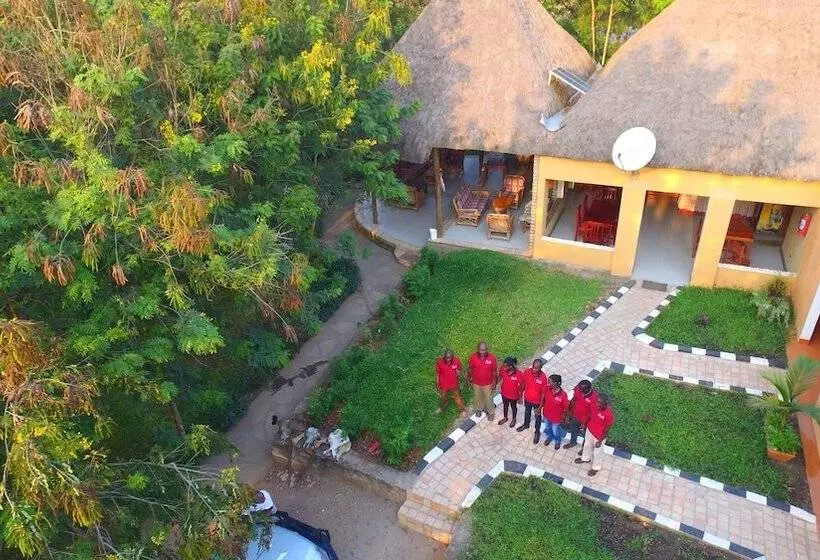 هتل Irungu Forest Safari Lodge
