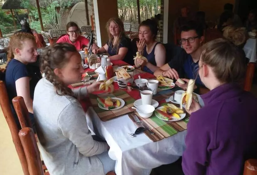 هتل Irungu Forest Safari Lodge