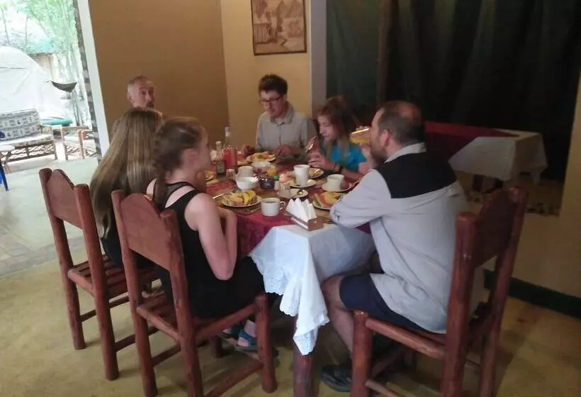 هتل Irungu Forest Safari Lodge