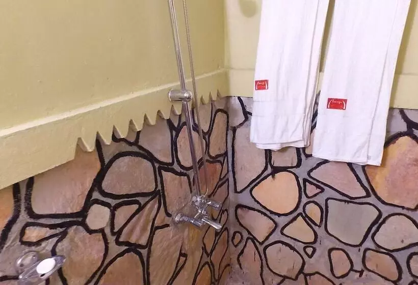 هتل Irungu Forest Safari Lodge