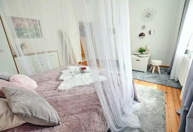 ペンション Warmia Rooms Red Room