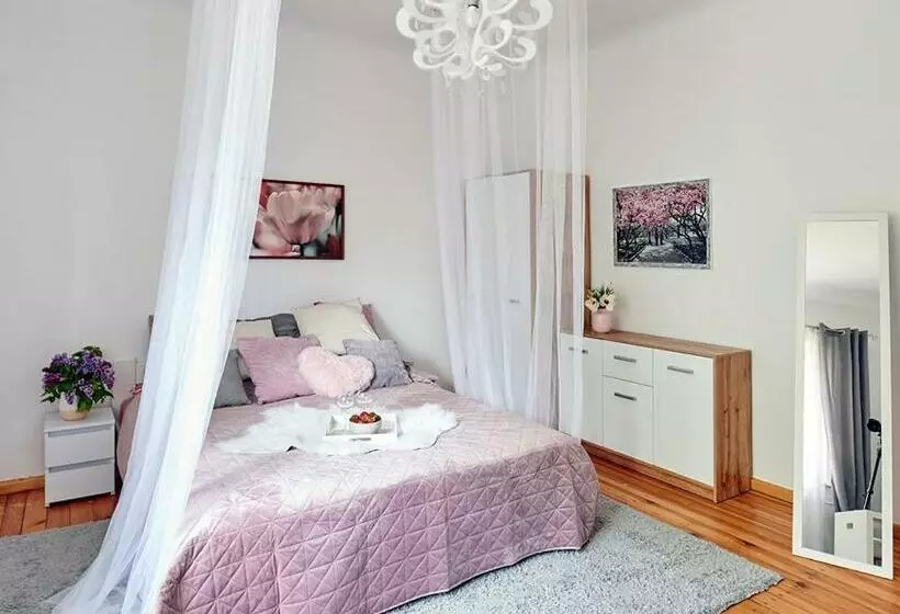 ペンション Warmia Rooms Red Room
