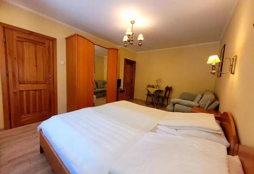 Aamiaismajoitus (B&B) Rezydencja Leśny Dwór