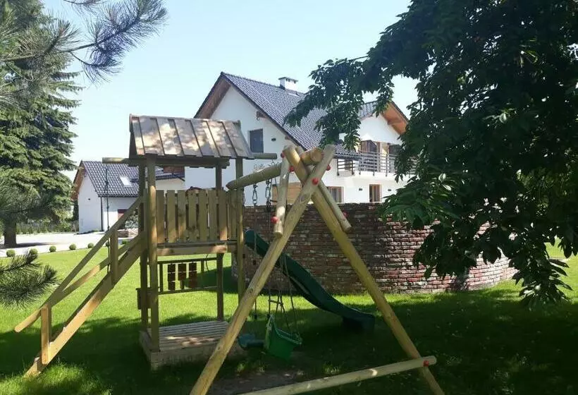 Aamiaismajoitus (B&B) Villa Natura Zator Przeciszów