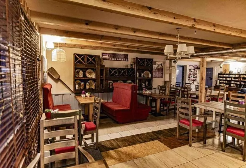 Hotelli Folwark Malinowy Chruśniak