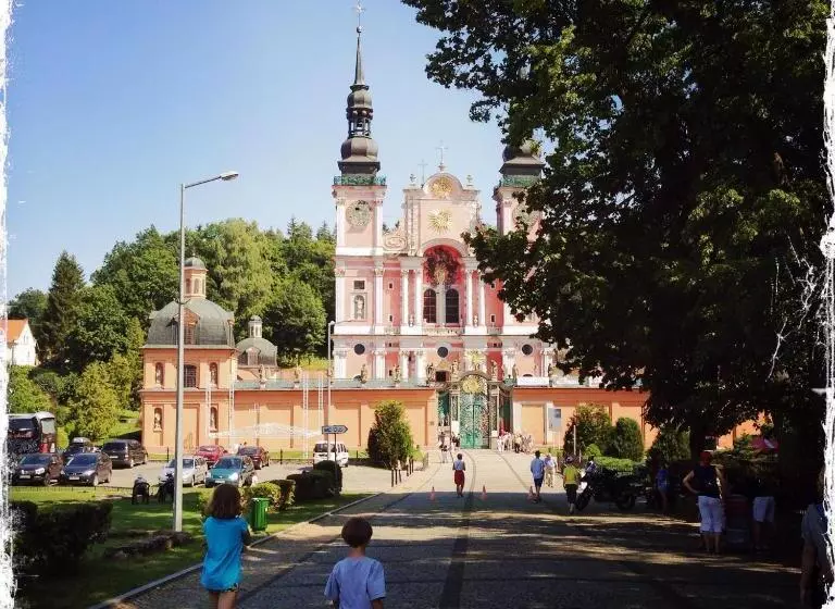 Hotelli Folwark Malinowy Chruśniak