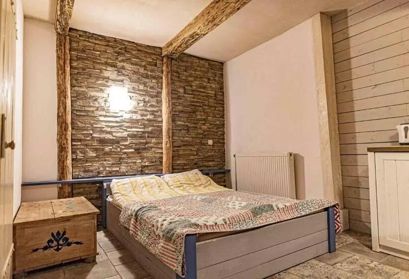 Hotelli Folwark Malinowy Chruśniak