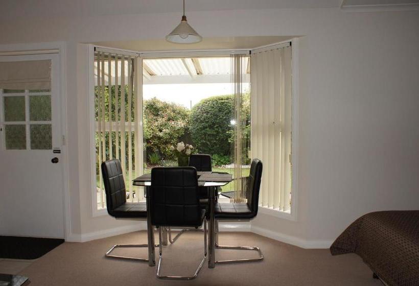 モーテル Shearwater Cottages