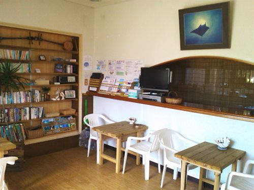 פנסיון Guest House Shiraho Friends House