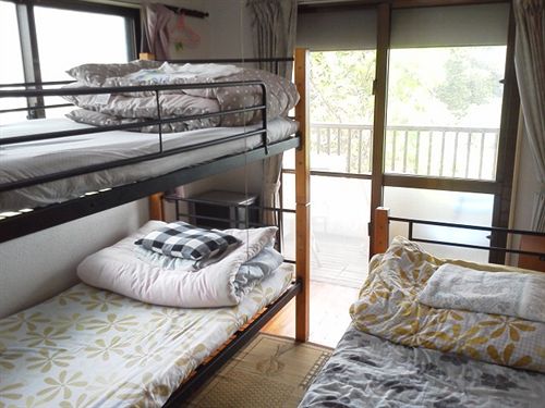 פנסיון Guest House Shiraho Friends House