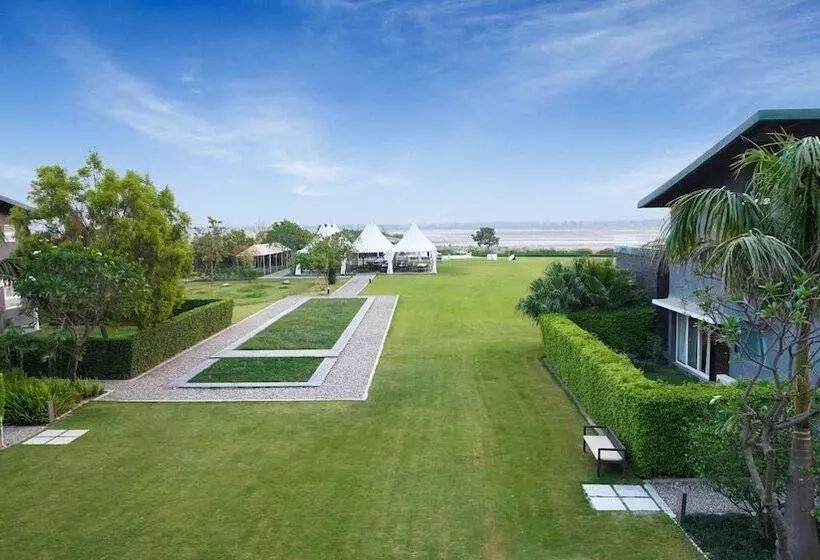 استراحتگاه Amatra By The Ganges