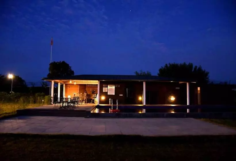 استراحتگاه Amatra By The Ganges