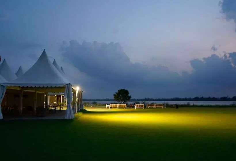 استراحتگاه Amatra By The Ganges