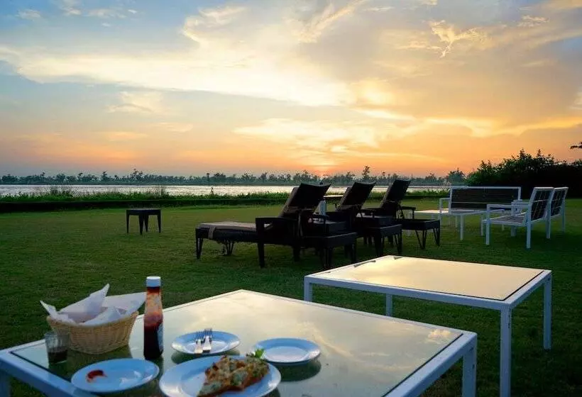 استراحتگاه Amatra By The Ganges