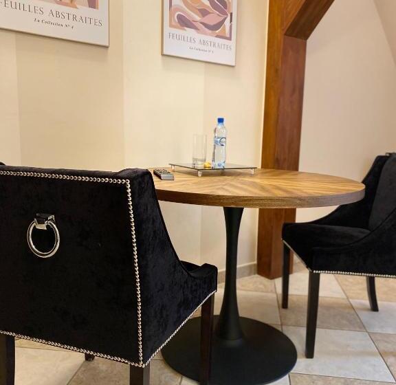 민박 Pałac Jabłonowo