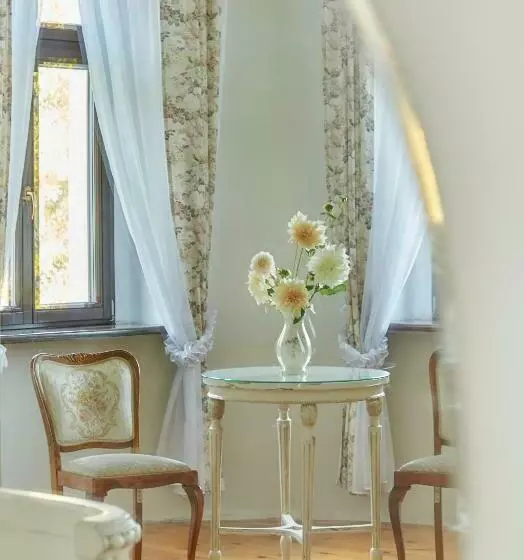 Aamiaismajoitus (B&B) Pałac W Orli   Pokoje, Restauracja