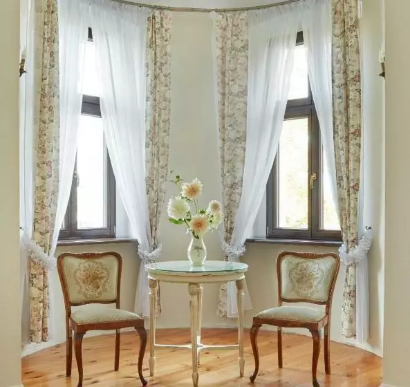 Aamiaismajoitus (B&B) Pałac W Orli   Pokoje, Restauracja