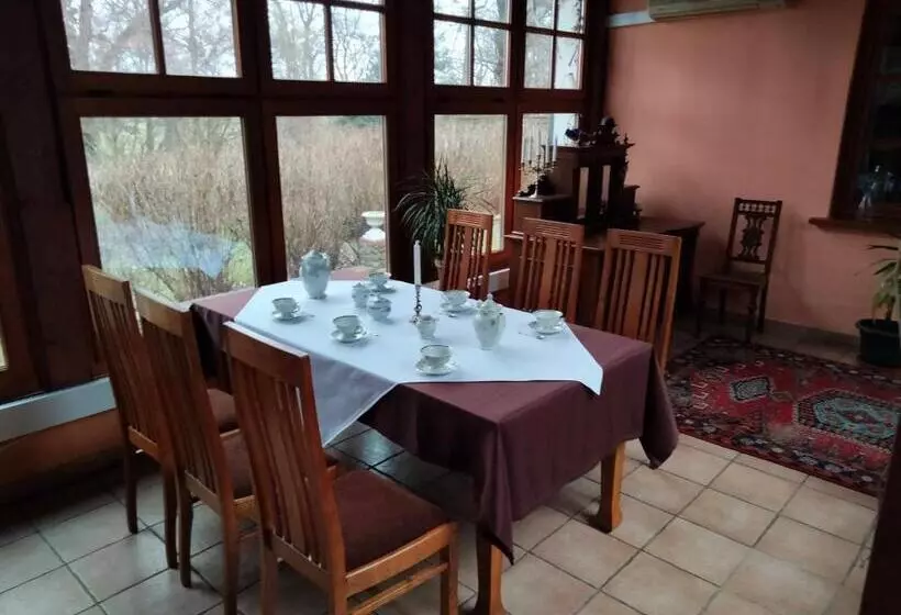 Hotelli Dworek Pod Herbem