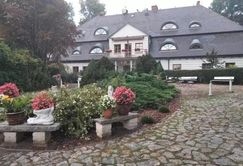 Hotelli Dworek Pod Herbem