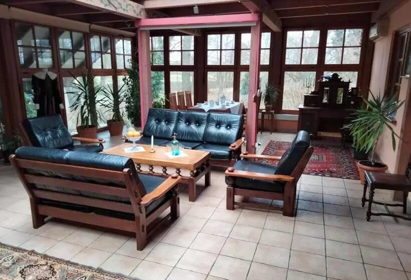 Hotelli Dworek Pod Herbem
