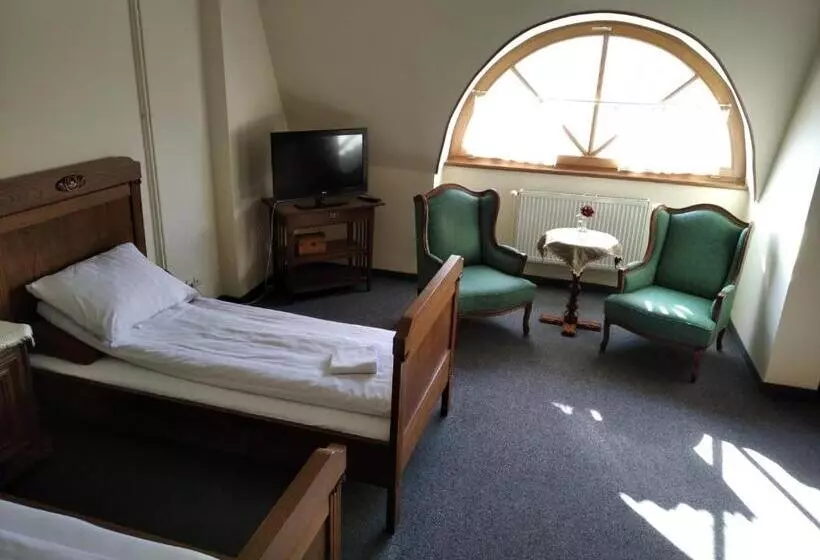 Hotelli Dworek Pod Herbem