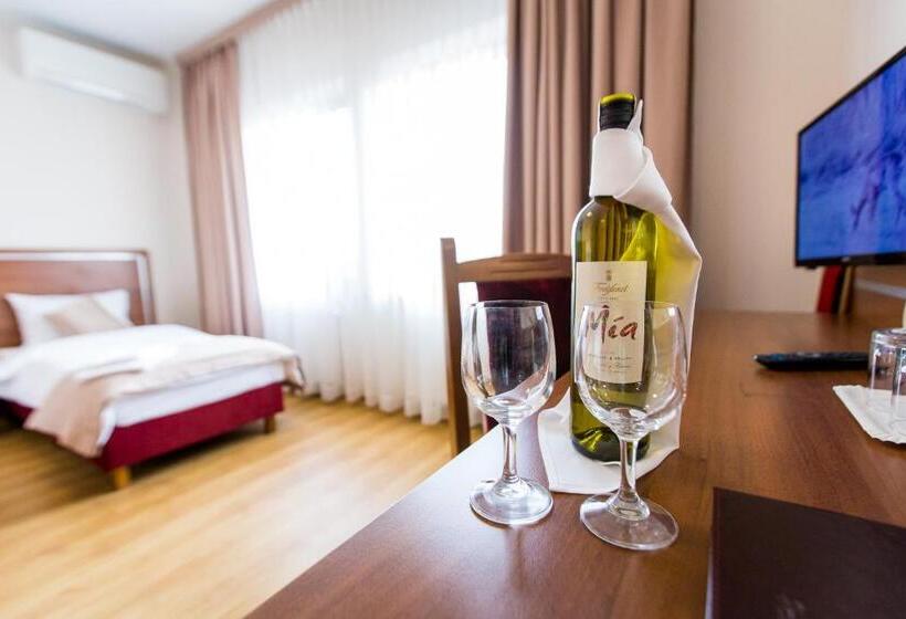 فندق Elgrom Falenty Park