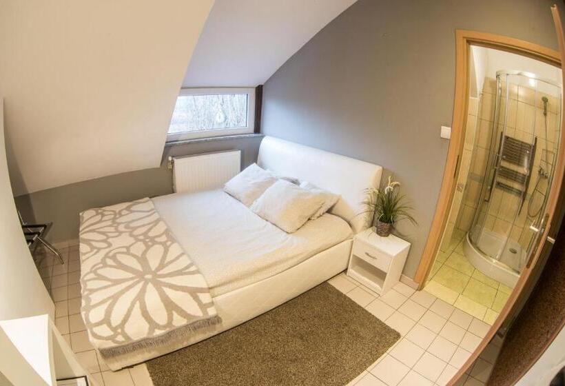 Fitness Hostel   Restauracja, Darmowy Parking I Siłownia