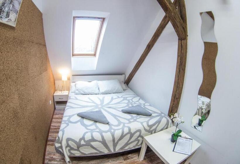 Fitness Hostel   Restauracja, Darmowy Parking I Siłownia