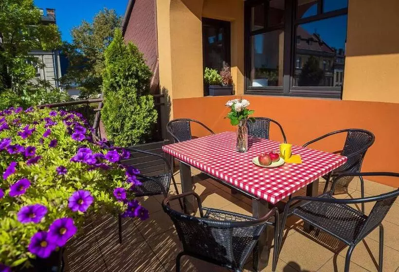 Hello Hostel & Apartments