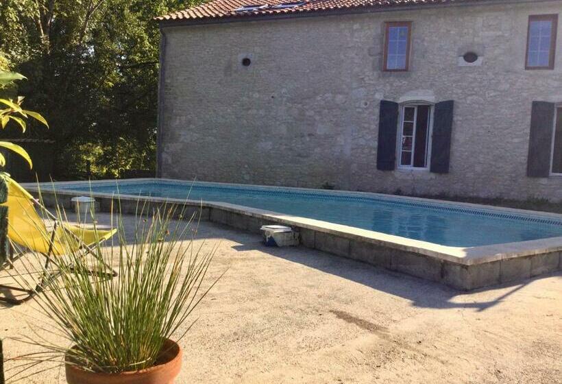 مبيت وإفطار Belle Et Spacieuse Chambre D’hôtes Avec Piscine