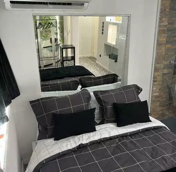 Retkeilymaja Modern Room With Indoor Shower Near The River   Quarto Moderno Com Duche Interior Próximo Da Ribeira