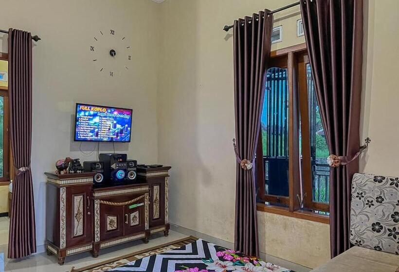 בית מלון כפרי Dayu Villa Batu By The Lavana