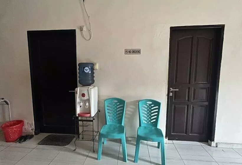 ホテル Spot On 92196 Kost Axcel