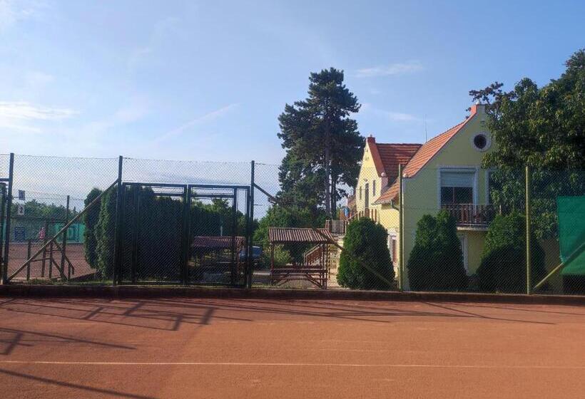 ペンション Balatonakali Teniszklub és Vendégház