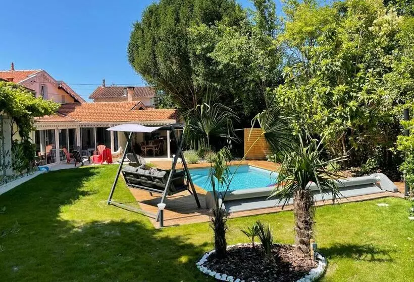 تختخواب و صبحانه Mérig Home Chambre Bd Climatisée Dans Maison Avec Piscine Au Calme En Ville, Sdb & Toilettes Privés