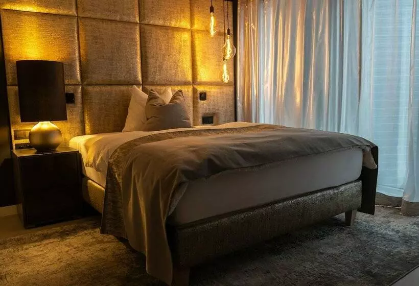 Hotelli The Newsha Signature Home