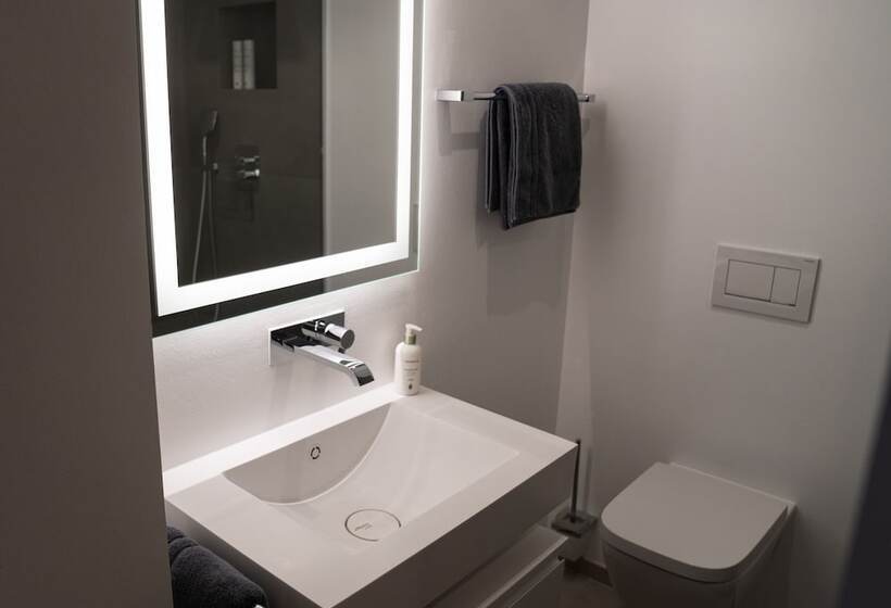 호텔 The Newsha Signature Home