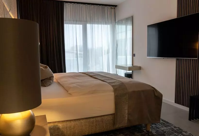 Hotelli The Newsha Signature Home