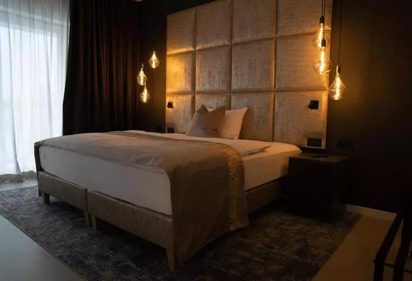 Hotelli The Newsha Signature Home