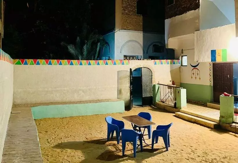 پانسیون Napata Guest House