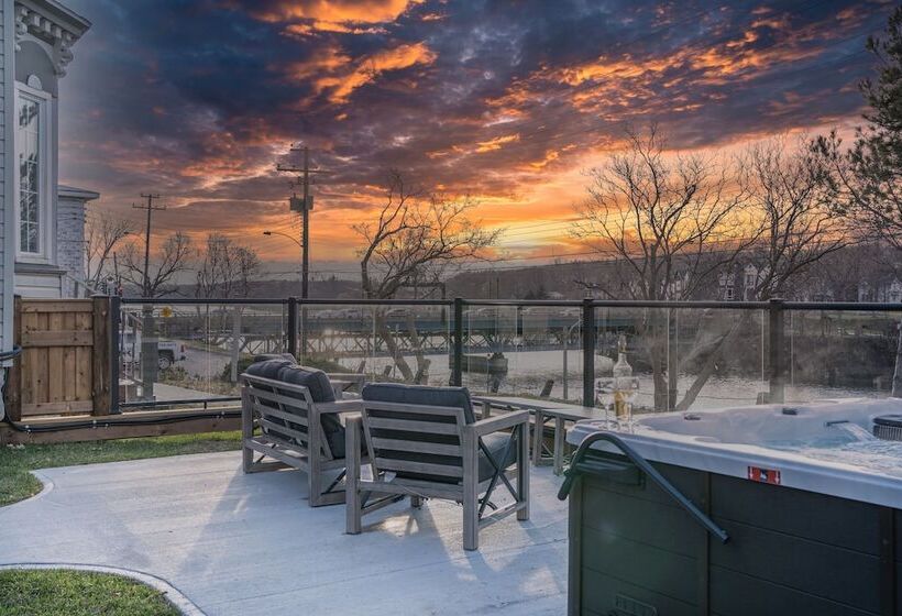 Hostel Riverside Inn