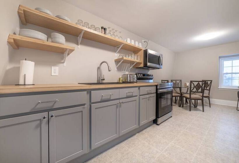 Hostel Riverside Inn