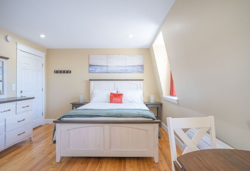 Hostel Riverside Inn