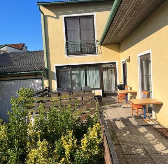 Bed and Breakfast Mediterranean Lake Escape House