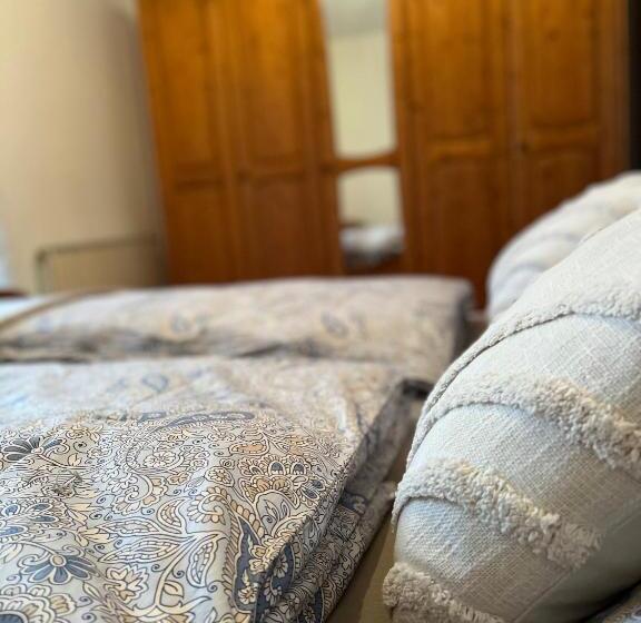 Bed and Breakfast Mediterranean Lake Escape House