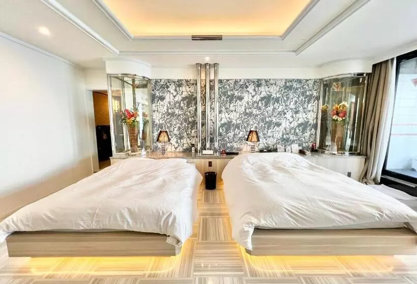 Hotelli Sky Tower Sweet 4 Beppu, Resort Love