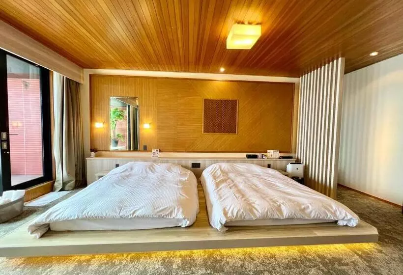 Hotelli Sky Tower Sweet 4 Beppu, Resort Love